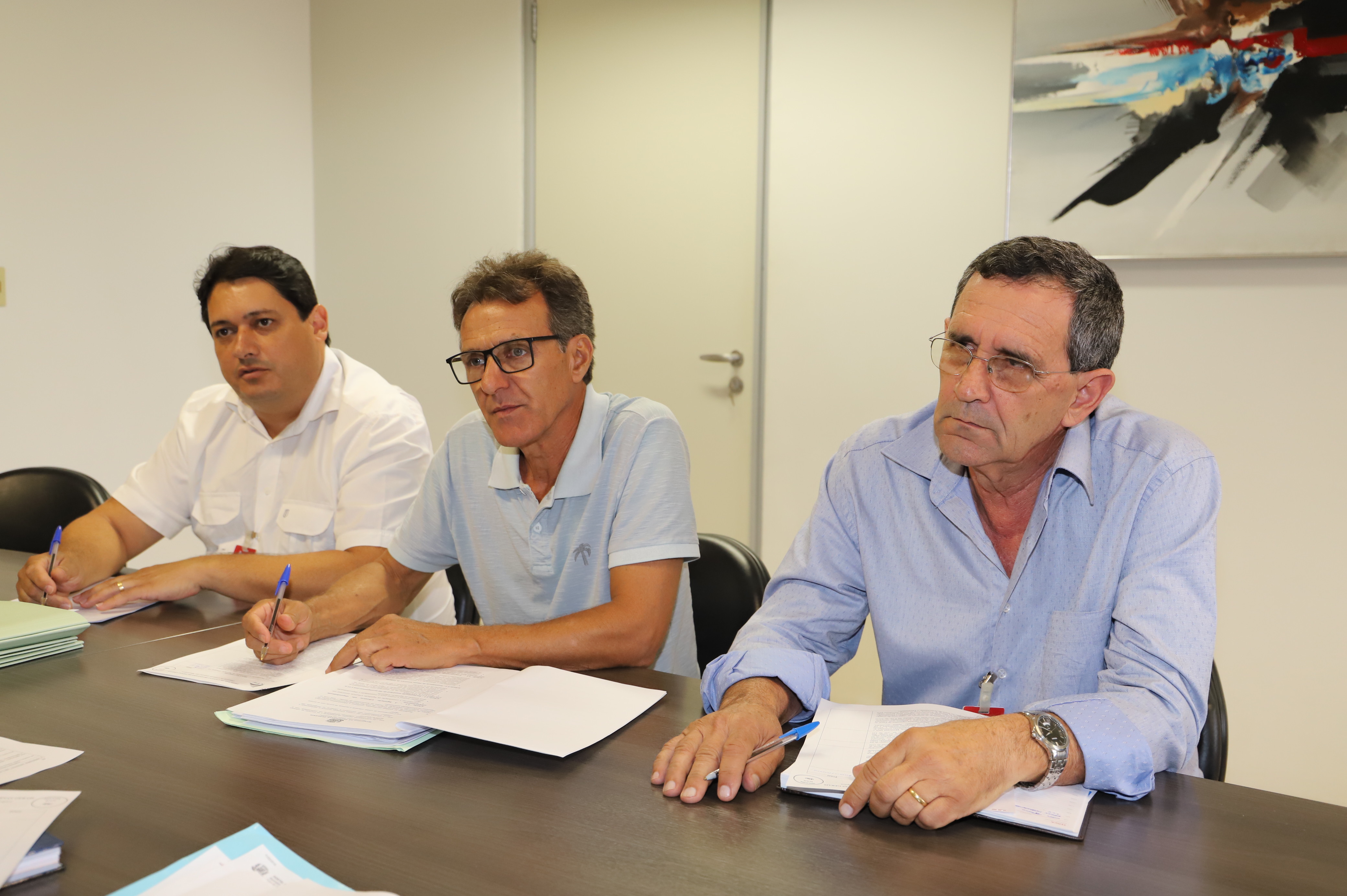 Foto: Karina Camargos Coutinho - Da dir. p/ esq.: o prefeito da cidade de Presidente Olegário, João Carlos Nogueira de Castilho; o secretário municipal de Fazenda, Ronaldo Alves Pereira; e o fiscal de tributos do município, Welson Braga